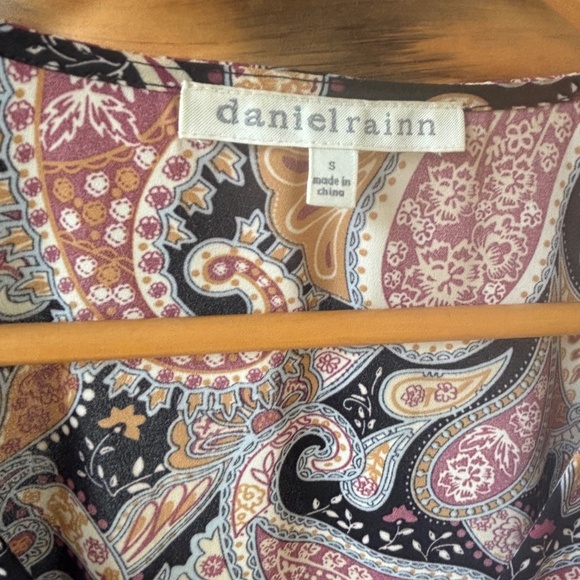 Daniel Rainn Pleated Top - Picture 4 of 5